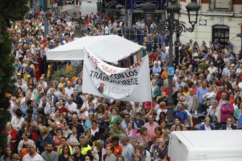 Trabajadores de la factoría langreana de Vesuvius, representantes políticos y sindicales y decenas de vecinos de la comarca participan en una marcha por la continuidad de la fábrica, cuyo futuro está amenazado por un ERE que afectará a los 111 trabajadores. Los manifestantes caminaron desde las instalaciones en el polígono de Riaño hasta el Ayuntamiento de Langreo.