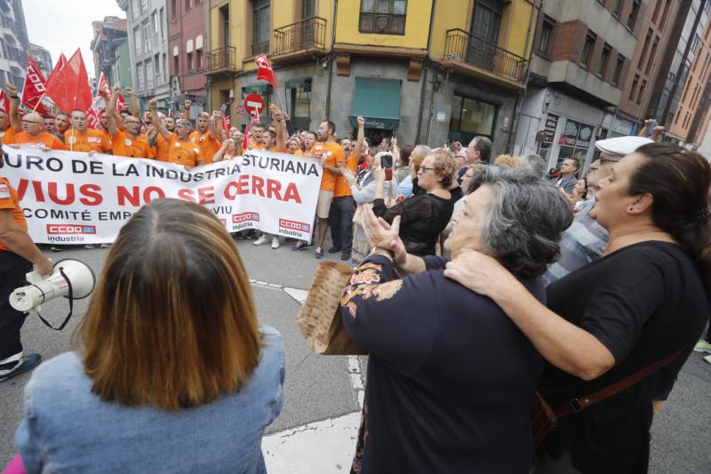 Trabajadores de la factoría langreana de Vesuvius, representantes políticos y sindicales y decenas de vecinos de la comarca participan en una marcha por la continuidad de la fábrica, cuyo futuro está amenazado por un ERE que afectará a los 111 trabajadores. Los manifestantes caminaron desde las instalaciones en el polígono de Riaño hasta el Ayuntamiento de Langreo.