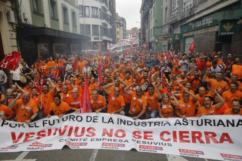 Trabajadores de la factoría langreana de Vesuvius, representantes políticos y sindicales y decenas de vecinos de la comarca participan en una marcha por la continuidad de la fábrica, cuyo futuro está amenazado por un ERE que afectará a los 111 trabajadores. Los manifestantes caminaron desde las instalaciones en el polígono de Riaño hasta el Ayuntamiento de Langreo.