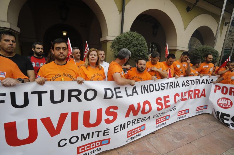 Trabajadores de la factoría langreana de Vesuvius, representantes políticos y sindicales y decenas de vecinos de la comarca participan en una marcha por la continuidad de la fábrica, cuyo futuro está amenazado por un ERE que afectará a los 111 trabajadores. Los manifestantes caminaron desde las instalaciones en el polígono de Riaño hasta el Ayuntamiento de Langreo.