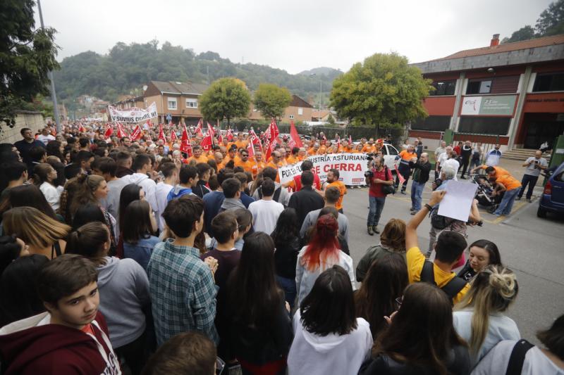 Trabajadores de la factoría langreana de Vesuvius, representantes políticos y sindicales y decenas de vecinos de la comarca participan en una marcha por la continuidad de la fábrica, cuyo futuro está amenazado por un ERE que afectará a los 111 trabajadores. Los manifestantes caminaron desde las instalaciones en el polígono de Riaño hasta el Ayuntamiento de Langreo.