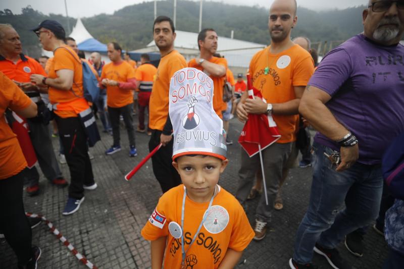 Trabajadores de la factoría langreana de Vesuvius, representantes políticos y sindicales y decenas de vecinos de la comarca participan en una marcha por la continuidad de la fábrica, cuyo futuro está amenazado por un ERE que afectará a los 111 trabajadores. Los manifestantes caminaron desde las instalaciones en el polígono de Riaño hasta el Ayuntamiento de Langreo.