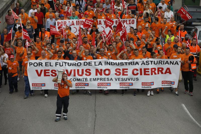 Trabajadores de la factoría langreana de Vesuvius, representantes políticos y sindicales y decenas de vecinos de la comarca participan en una marcha por la continuidad de la fábrica, cuyo futuro está amenazado por un ERE que afectará a los 111 trabajadores. Los manifestantes caminaron desde las instalaciones en el polígono de Riaño hasta el Ayuntamiento de Langreo.