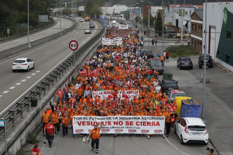 Trabajadores de la factoría langreana de Vesuvius, representantes políticos y sindicales y decenas de vecinos de la comarca participan en una marcha por la continuidad de la fábrica, cuyo futuro está amenazado por un ERE que afectará a los 111 trabajadores. Los manifestantes caminaron desde las instalaciones en el polígono de Riaño hasta el Ayuntamiento de Langreo.