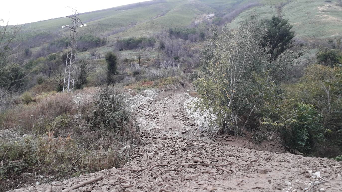 La carrerera AS-15 permanece cortada entre los kilómetros 88 y 90, a la altura de Fondos de Vega, en Degaña, tras producirse cinco argayos como consecuencia de una fuerte tormenta que cayó pasadas las 14 horas