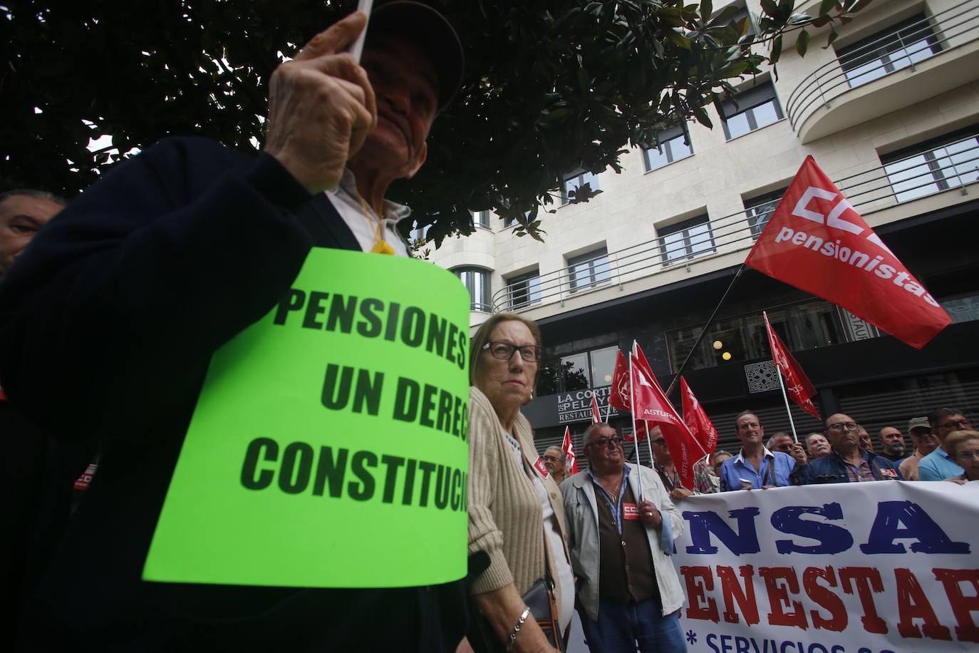 Las federaciones de pensionistas de CC OO y UGT y la Fampa se han concentrado este martes frente a la Junta General para reclamar que las políticas relacionadas con los mayores sean «una prioridad» en la agenda política del Gobierno