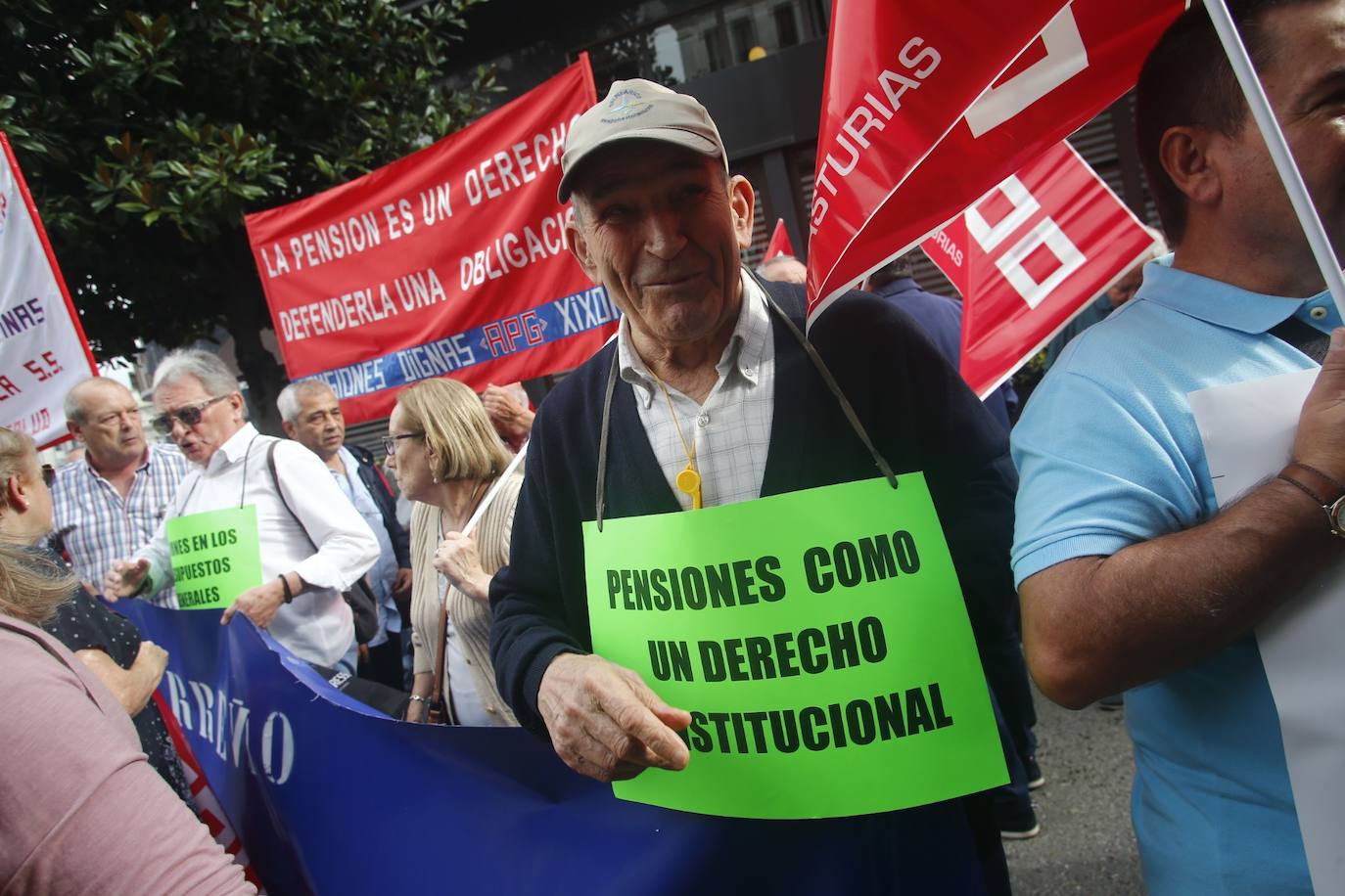 Las federaciones de pensionistas de CC OO y UGT y la Fampa se han concentrado este martes frente a la Junta General para reclamar que las políticas relacionadas con los mayores sean «una prioridad» en la agenda política del Gobierno