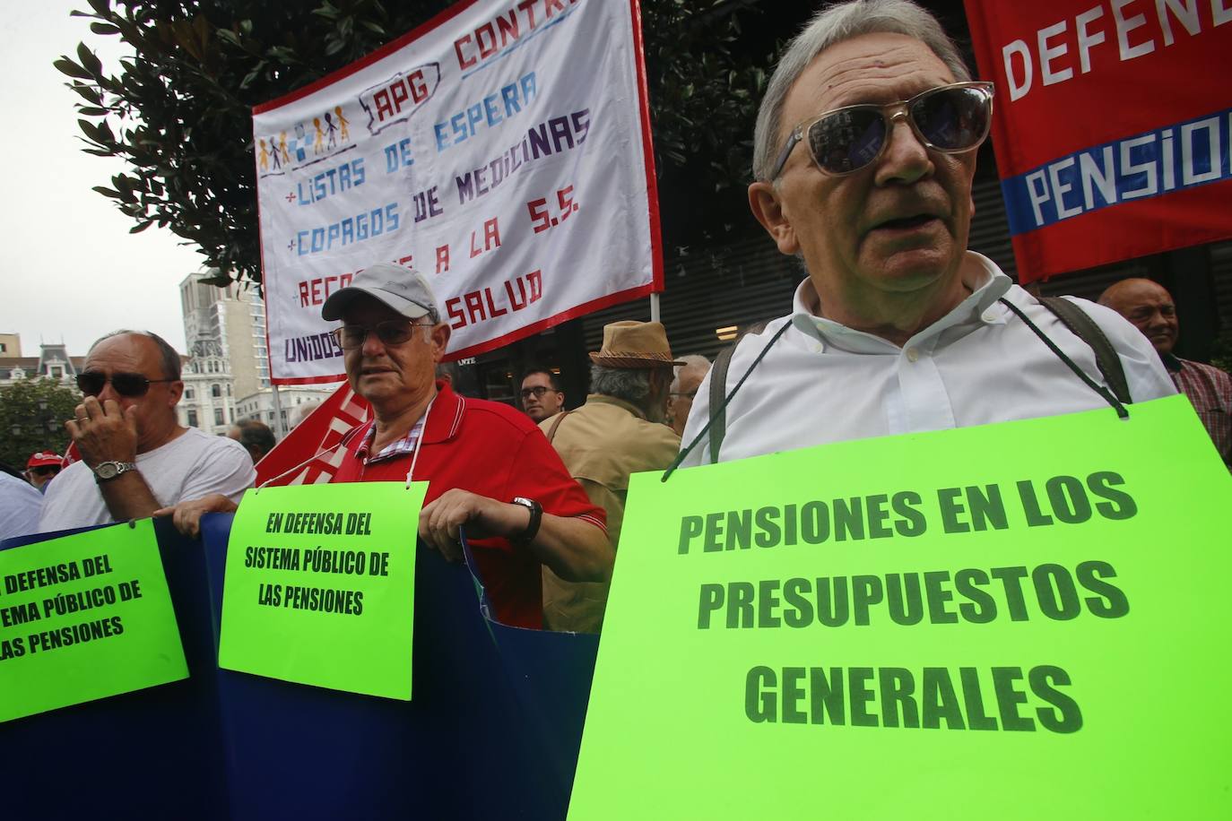 Las federaciones de pensionistas de CC OO y UGT y la Fampa se han concentrado este martes frente a la Junta General para reclamar que las políticas relacionadas con los mayores sean «una prioridad» en la agenda política del Gobierno