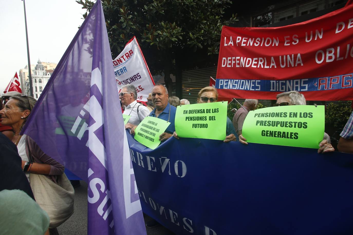 Las federaciones de pensionistas de CC OO y UGT y la Fampa se han concentrado este martes frente a la Junta General para reclamar que las políticas relacionadas con los mayores sean «una prioridad» en la agenda política del Gobierno