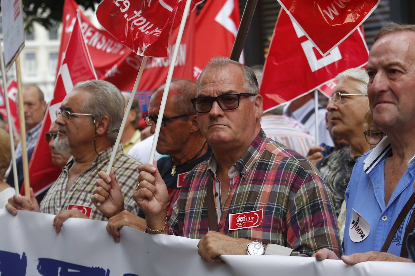 Las federaciones de pensionistas de CC OO y UGT y la Fampa se han concentrado este martes frente a la Junta General para reclamar que las políticas relacionadas con los mayores sean «una prioridad» en la agenda política del Gobierno