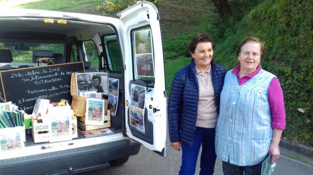 Usuarias del bibliobús de Taramundi con sus libros en la mano. 