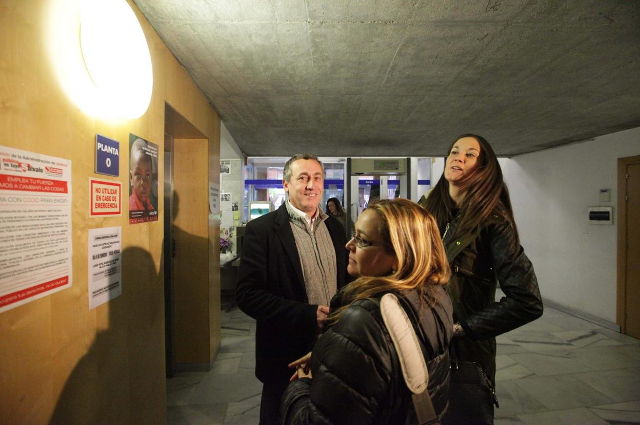 Miguel Ángel Villalba con su abogada, delante, en los juzgados de Avilés para declarar. 