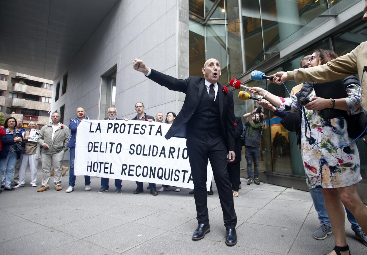 Marco Antuña, durante la manifestazión en Juzgados. 