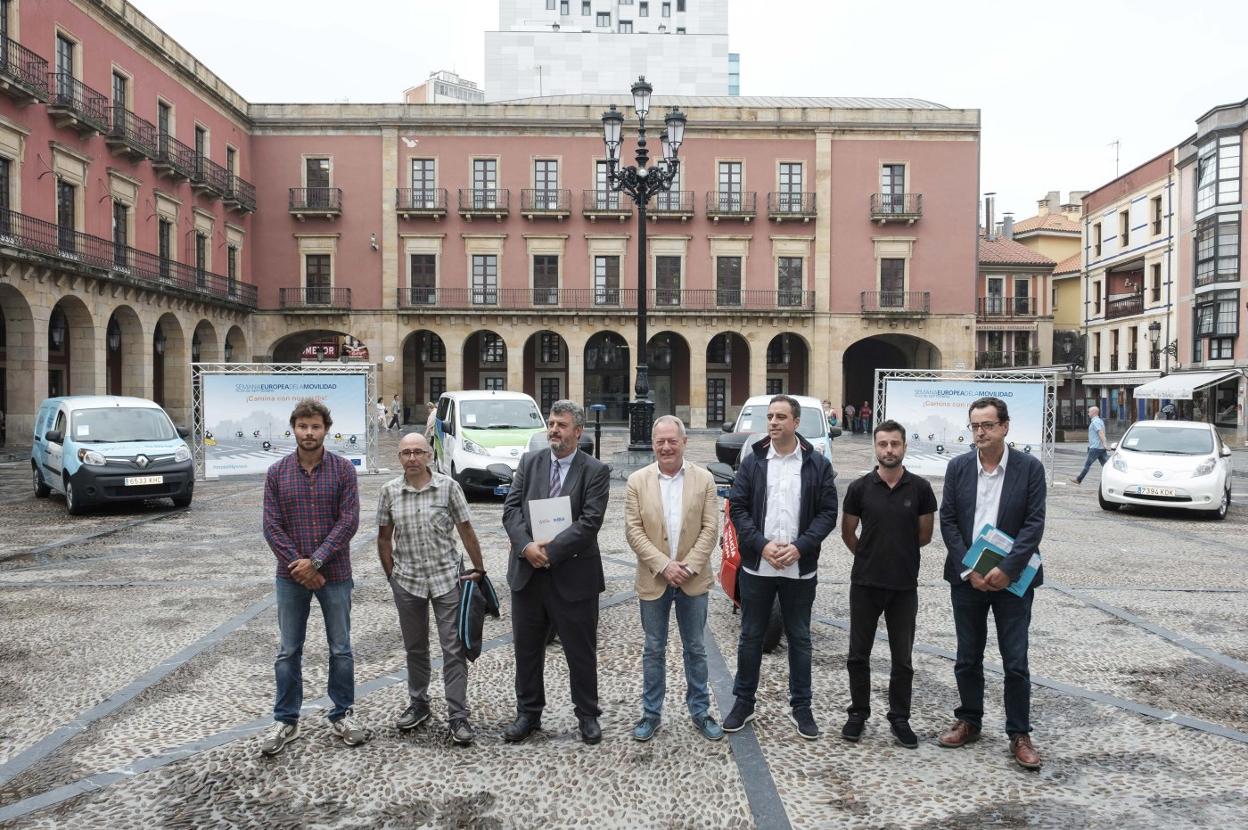 Jesús Testón (Medio Ambiente), Eduardo Fernández (Oficina de la Movilidad), Vidal Gago (EMA), los concejales Aurelio Martín y Olmo Ron, Alfonso Baragaño (Emulsa) y el director general de Medio Ambiente y Movilidad, Cosme Fernández, con la flota eléctrica municipal. 