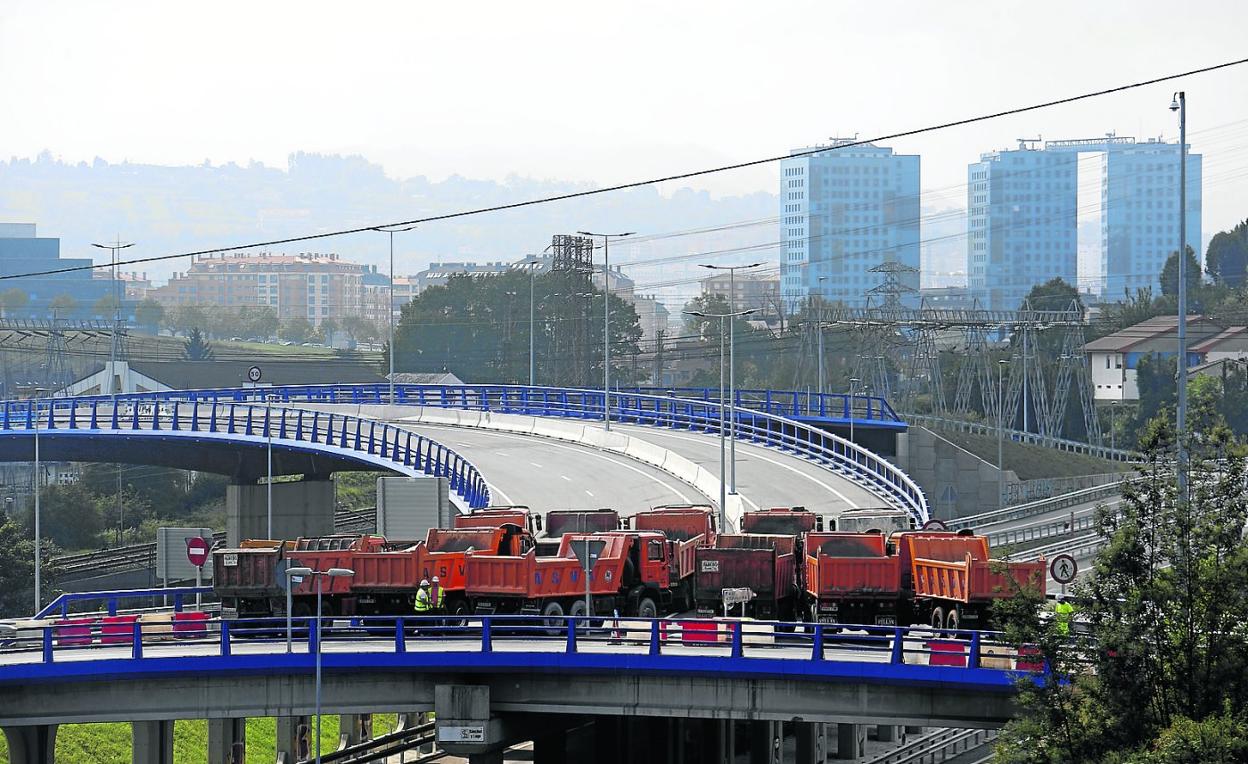 Varios de los camiones durante la prueba de carga realizada ayer en el nuevo vial de la AS-II. 