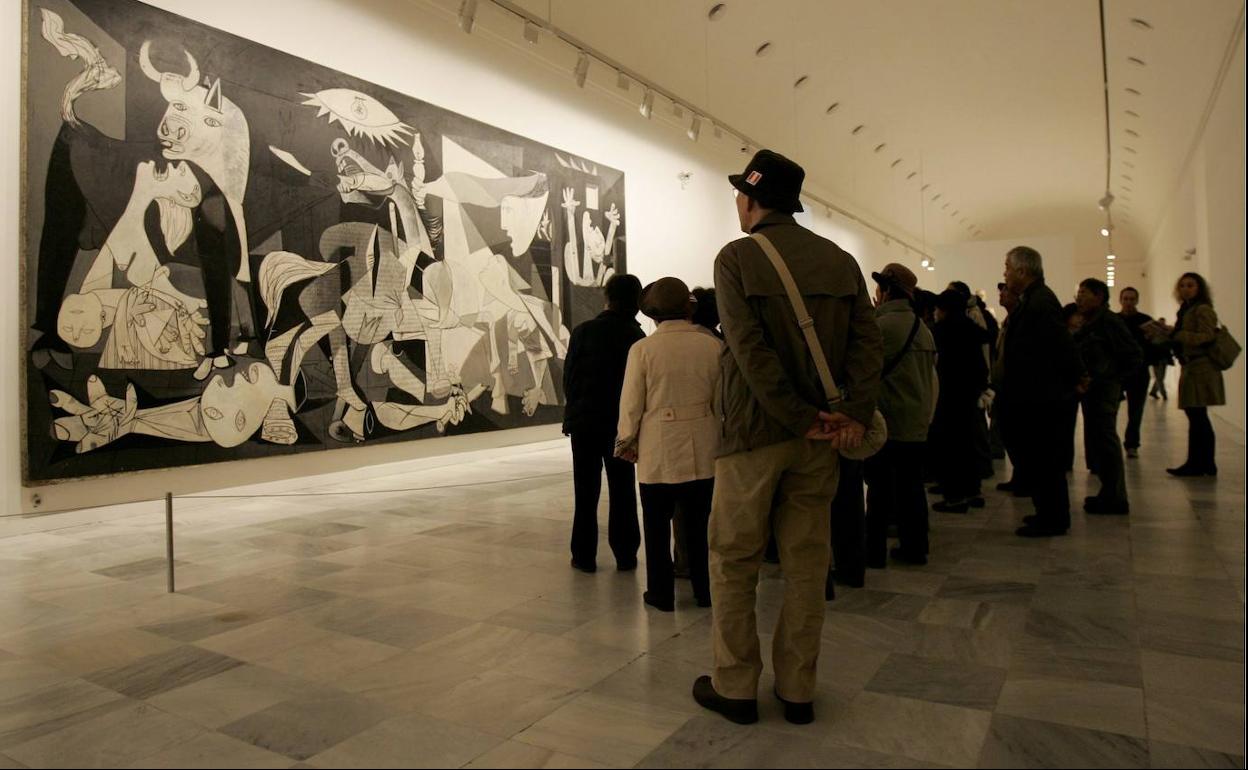 Decenas de visitantes, frente al 'Guernica'.
