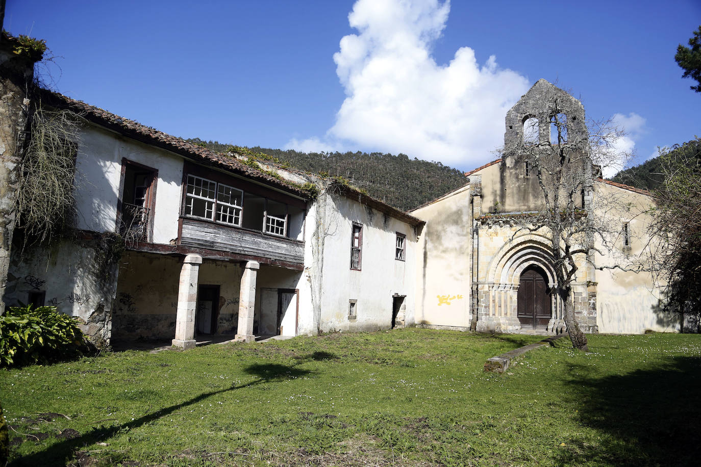 Monasterio de San Antolín de Bedón. BIC. Conjunto monacal ubicado en el concejo de Llanes. Actualmente, el conjunto está formado por la iglesia construida a principios del siglo XIII y varias casas en ruinas de construcción posterior.