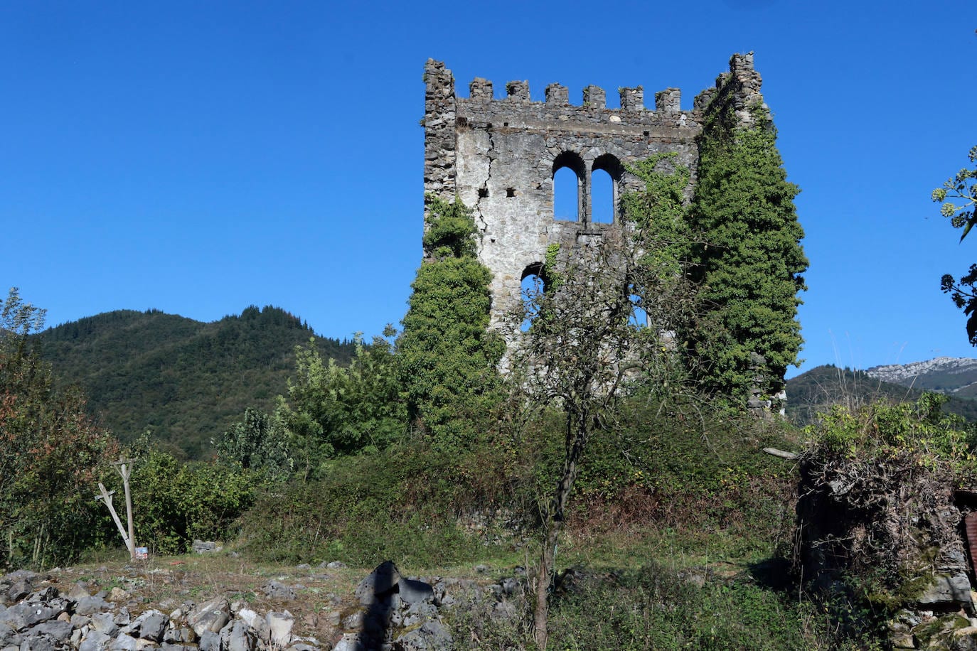 Conjunto del Castillo de Soto y su entorno. Bien de Interés Cultural en Aller, en ruina. Se conserva parte del muro almenado que circunda el conjunto, la pared completa del lado sur de la torre y parcialmente las del este y oeste.