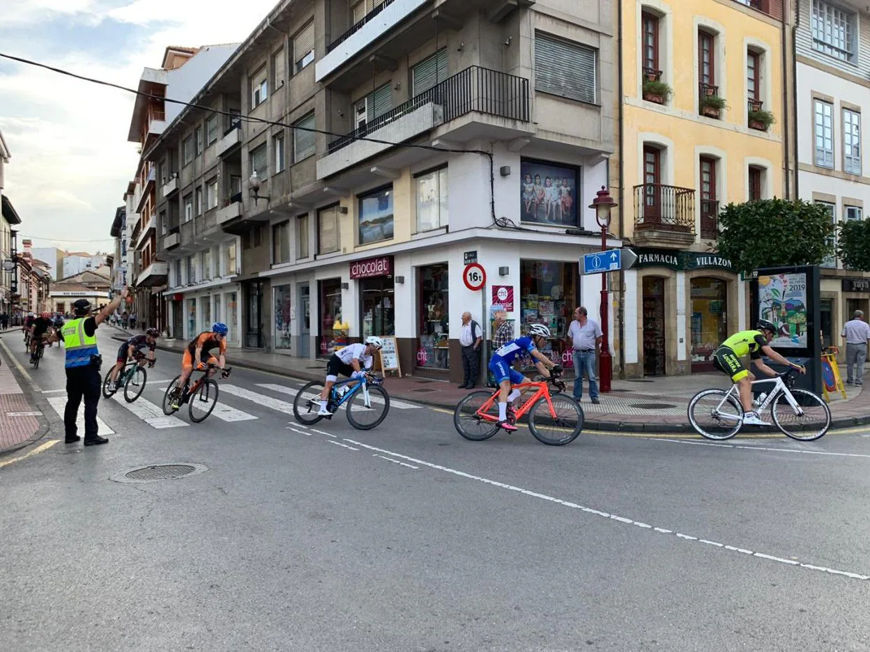 Los corredores descienden del Ayuntamiento hacia Balbín Busto. 