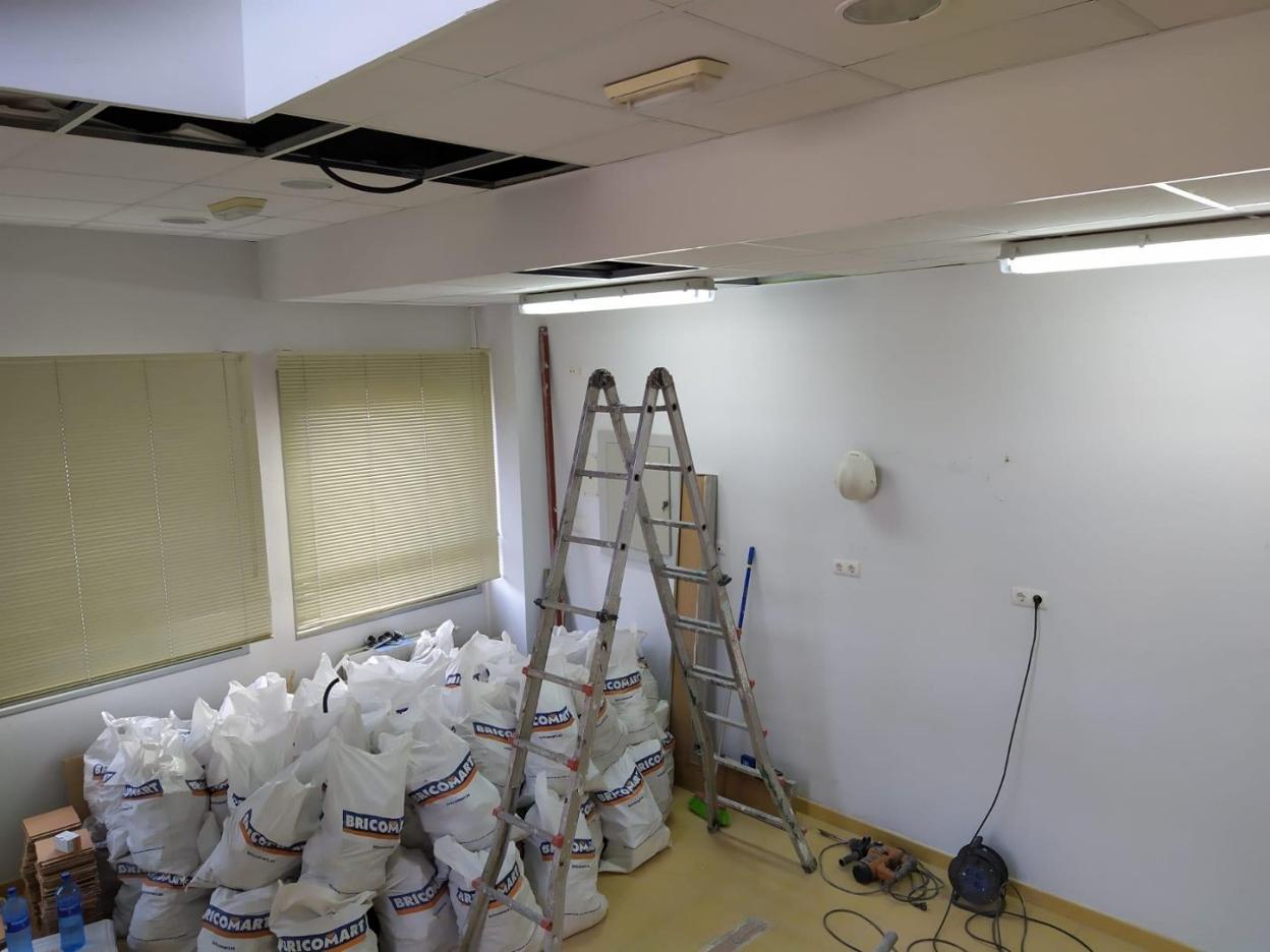 Inicio de la adecuación de la nueva escuela de 0 a 3 años de la calle del Nalón, en Rioseco. 