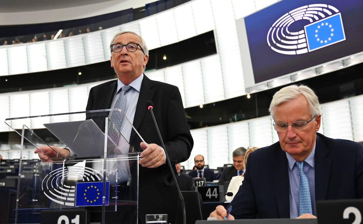 Jean-Claude Juncker y el negociador de la UE, Michel Barnier, en el Parlamento Europeo.