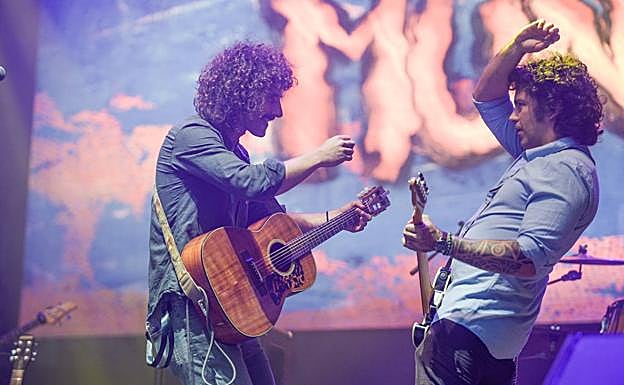 Imagen. Muñeco Vudú desafía a la tormenta en Oviedo