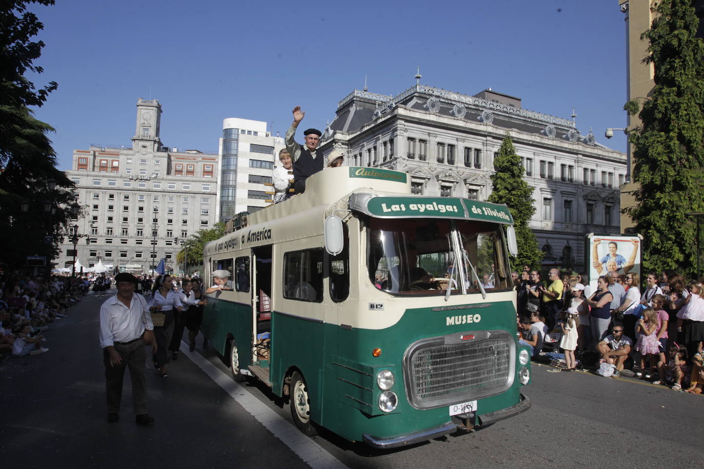 Once carrozas participan este año en la comitiva por el centro de Oviedo