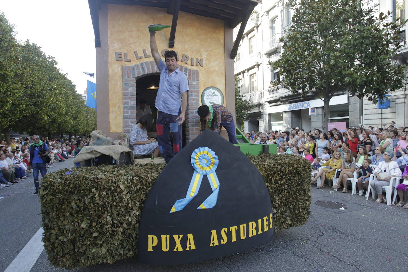 Once carrozas participan este año en la comitiva por el centro de Oviedo