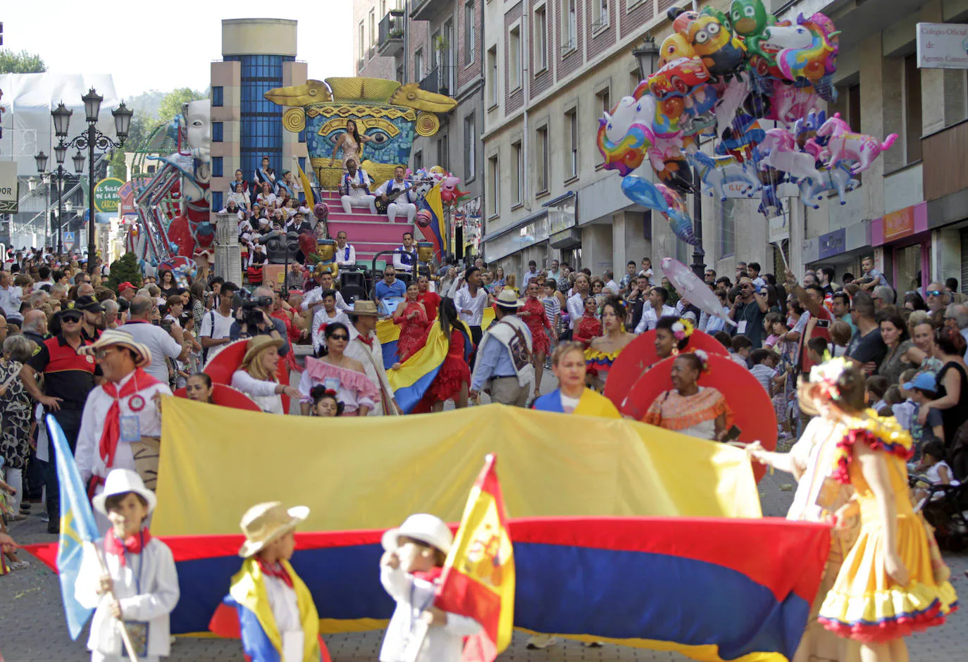 Once carrozas participan este año en la comitiva por el centro de Oviedo