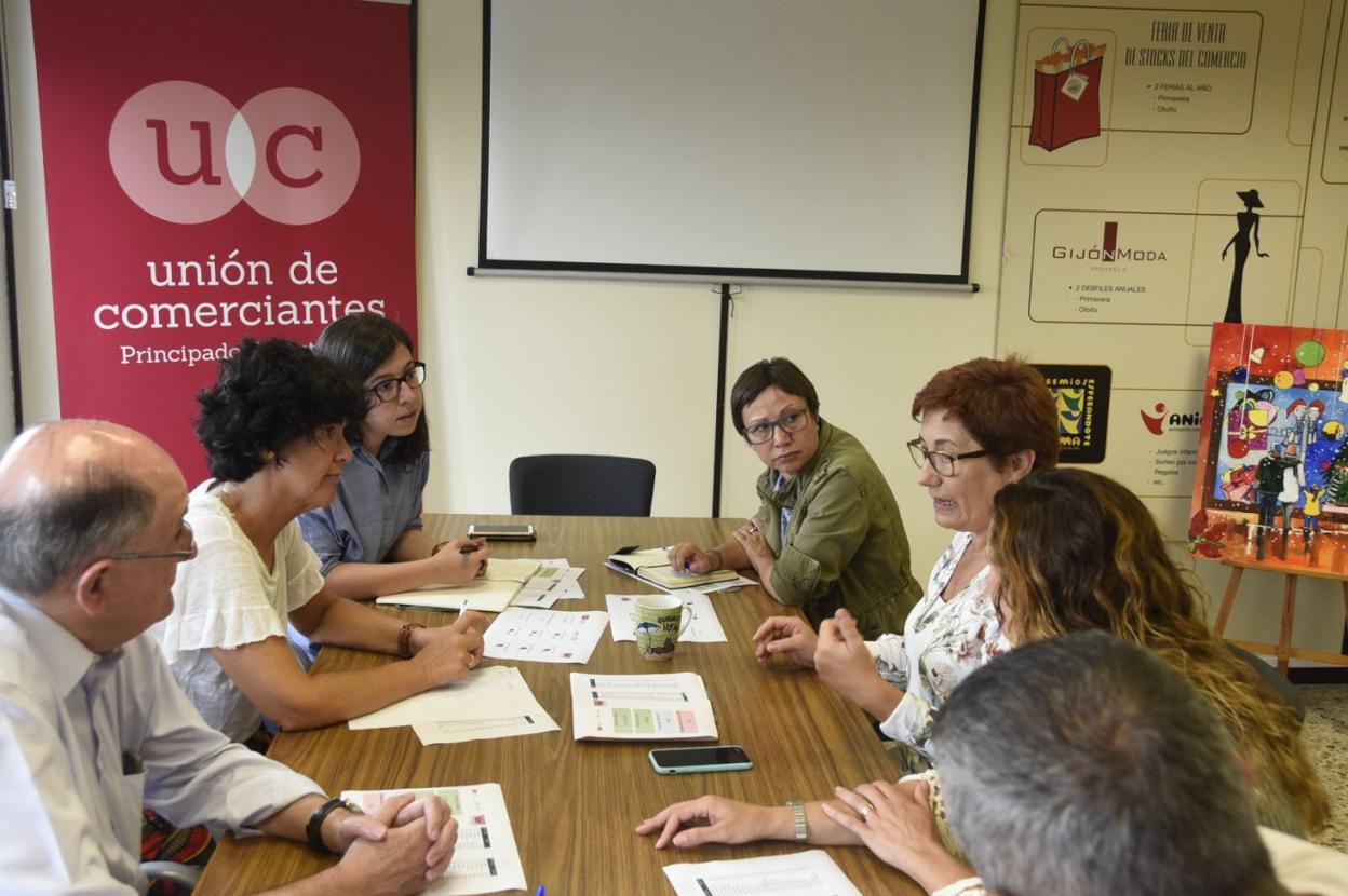 Las concejalas de Podemos Yolanda Huergo y Alba González, durante la reunión con la directiva de la Unión de Comerciantes. 