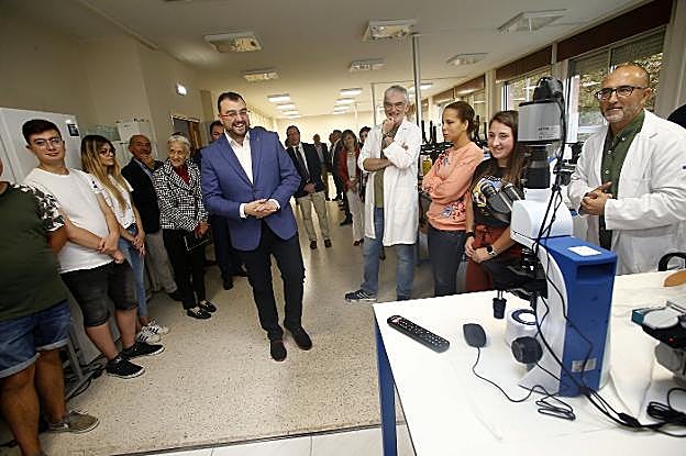 Adrián Barbón conversa con alumnos y profesores en un aula del CIPF de Cerdeño. 