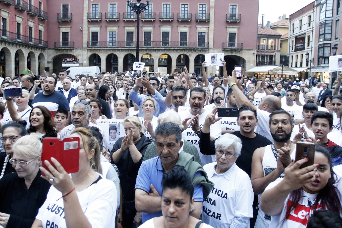 Los manifestantes acudieron desde Begoña hasta el Ayuntamiento de la ciudad. 
