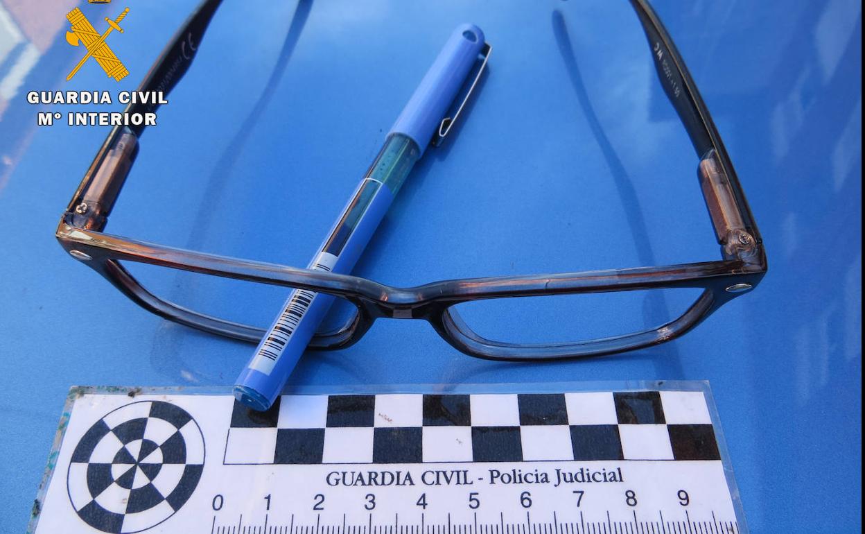 Unas gafas utilizadas por los detenidos para la comisión de los hurtos.