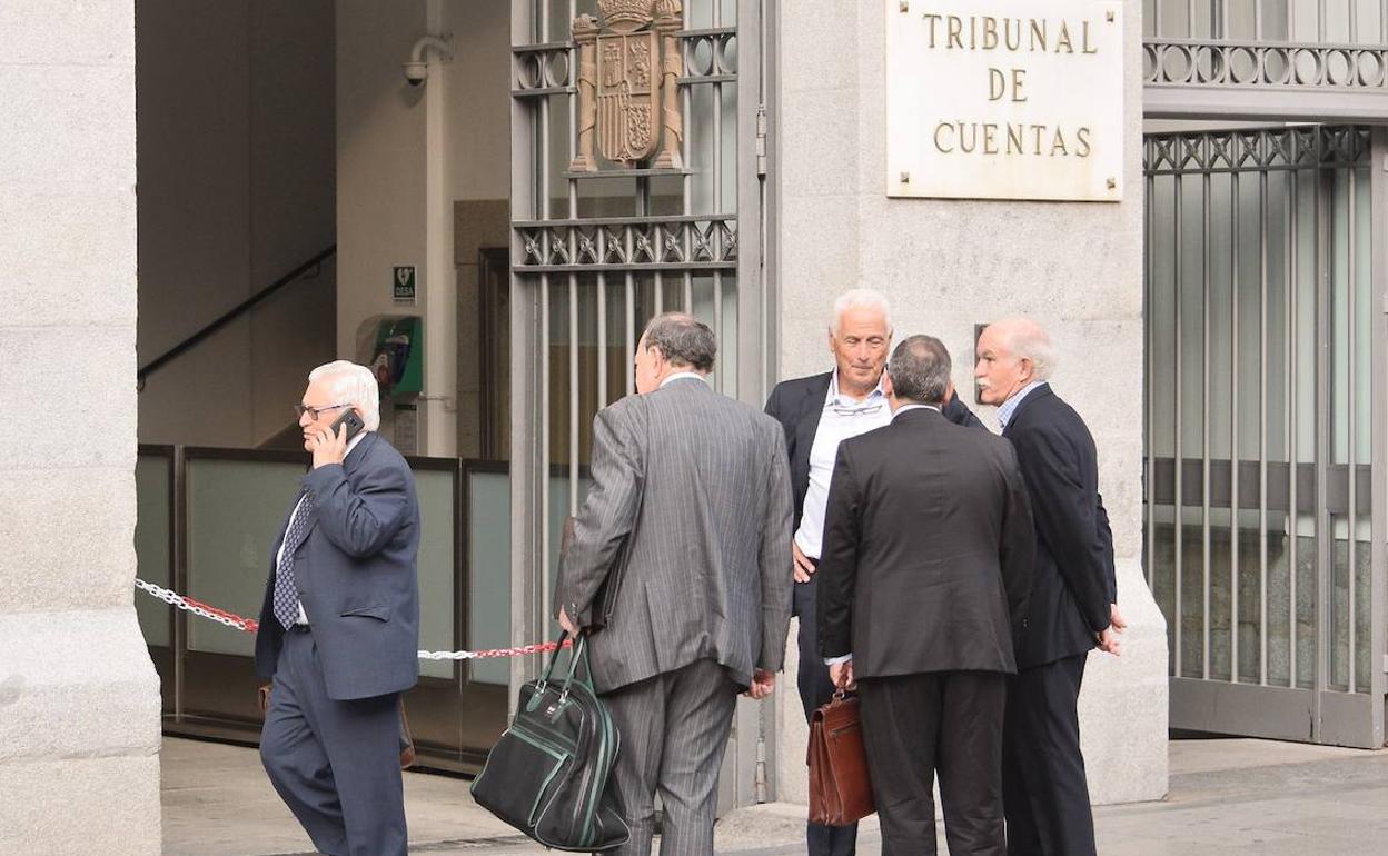 Fernando Menéndez Rexach y José Luis Díaz Rato a las puertas del Tribunal de Cuentas.