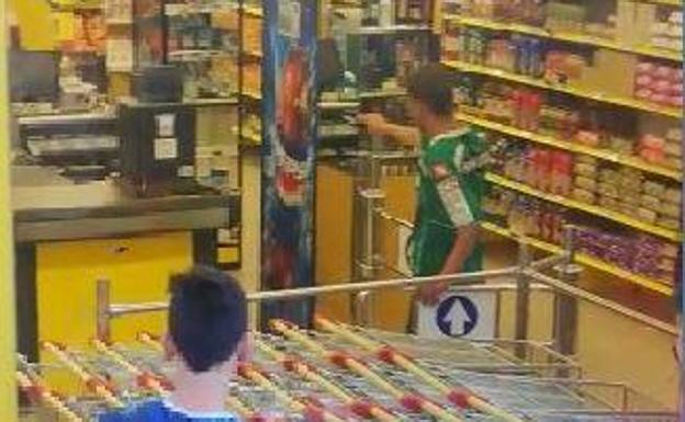 El joven, con la pistola de juguete en la mano ayer en un supermercado de Veralles. 