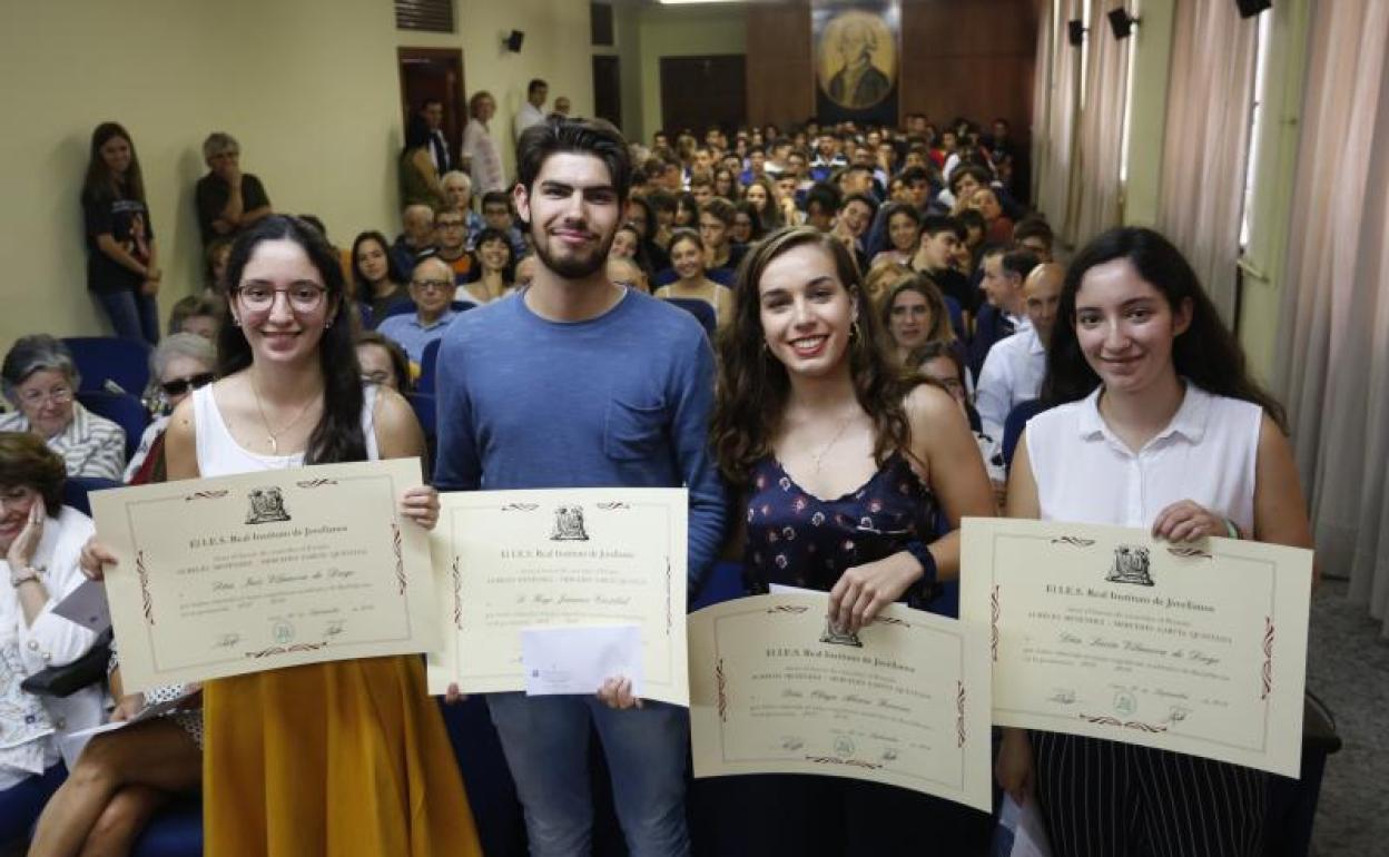 Los cuatro alumnos distinguidos con los premios Aurelio Menéndez - Mercedes García.