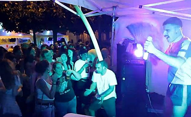 Rodrigo Cuevas anima San Mateo en Oviedo