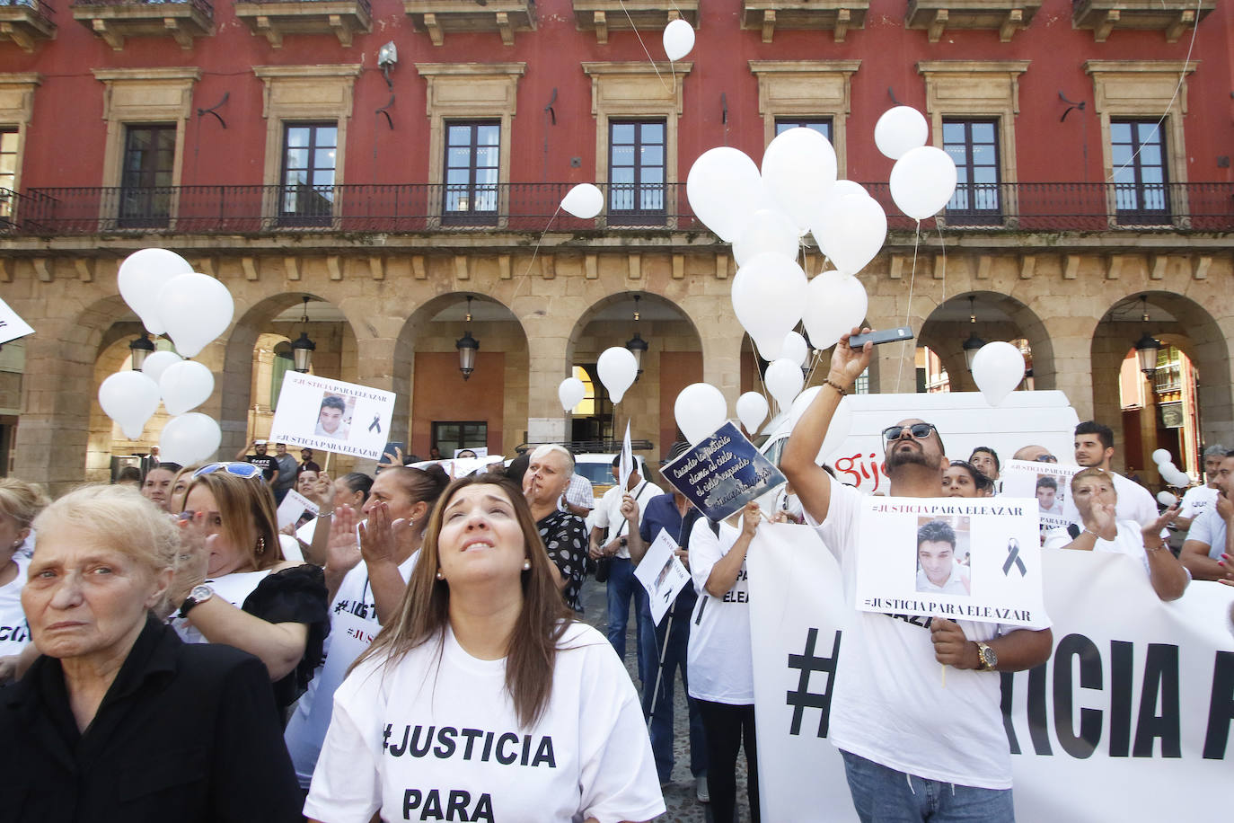 El diputado popular Juan José Cortés y el parlamentario de Podemos Ismael Cortés han arropado a la familia del joven Eleazar durante una concentración frente al Ayuntamiento de Gijón. Han reivindicado que se investigue lo ocurrido a las puertas de El Molinón el pasado 7 de septiembre y han soltado globos en su memoria.