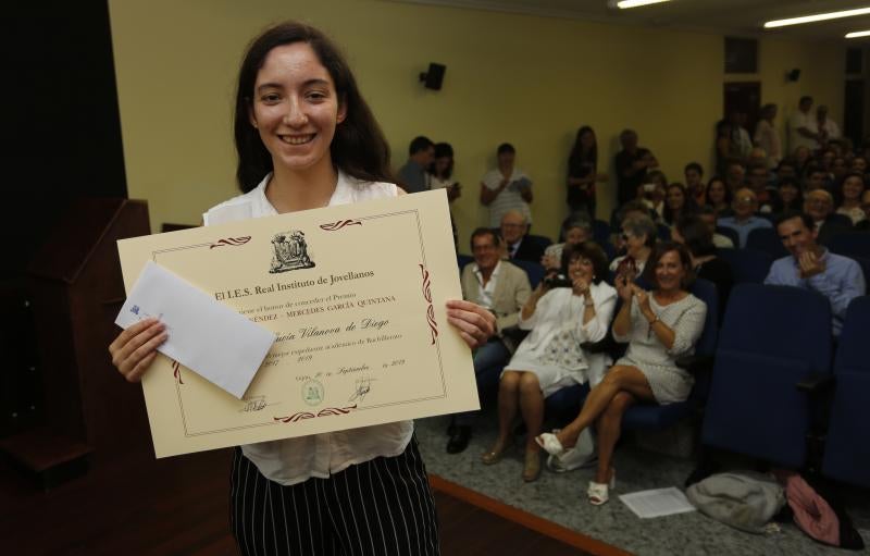 Cuatro alumnos del Jovellanos reciben el premio Aurelio Menéndez-Mercedes García a la excelencia tras haber finalizado sus estudios de Bachillerato Internacional con los mejores expedientes de su promoción y una nota media de 10.