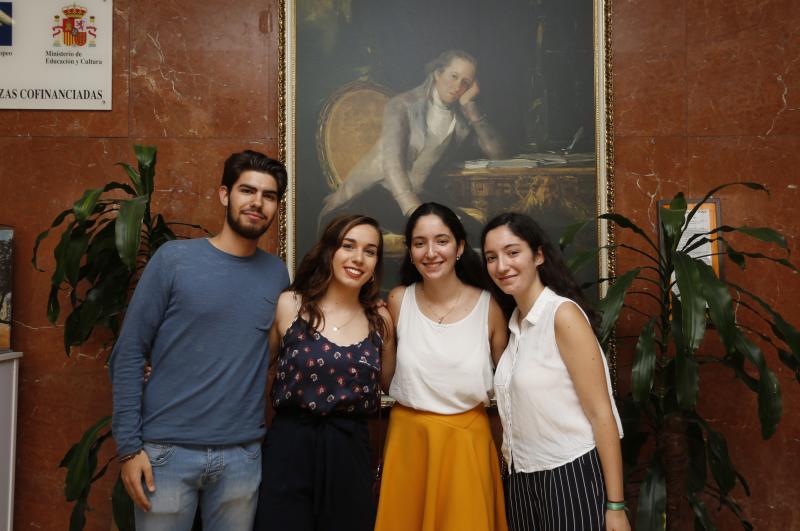 Cuatro alumnos del Jovellanos reciben el premio Aurelio Menéndez-Mercedes García a la excelencia tras haber finalizado sus estudios de Bachillerato Internacional con los mejores expedientes de su promoción y una nota media de 10.