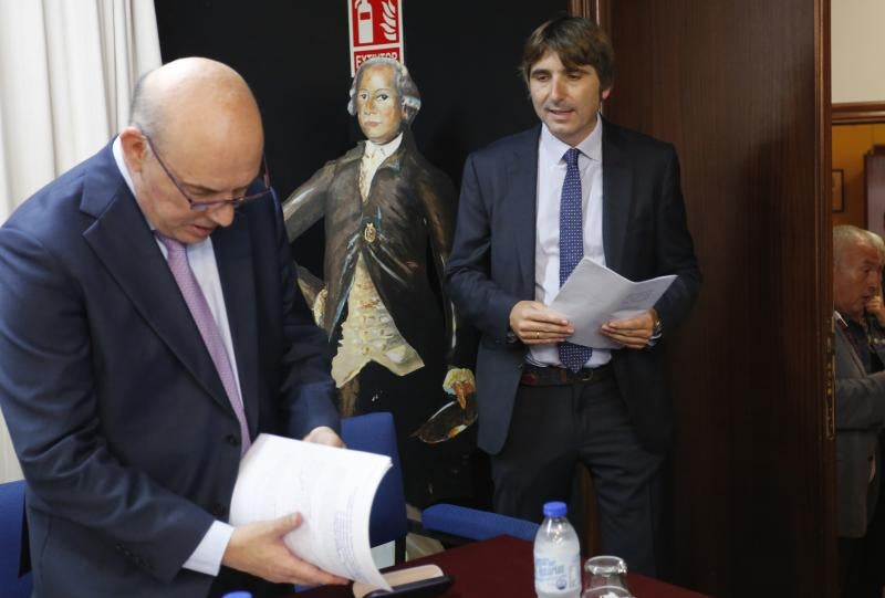 Cuatro alumnos del Jovellanos reciben el premio Aurelio Menéndez-Mercedes García a la excelencia tras haber finalizado sus estudios de Bachillerato Internacional con los mejores expedientes de su promoción y una nota media de 10.