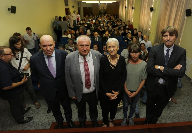 Cuatro alumnos del Jovellanos reciben el premio Aurelio Menéndez-Mercedes García a la excelencia tras haber finalizado sus estudios de Bachillerato Internacional con los mejores expedientes de su promoción y una nota media de 10.