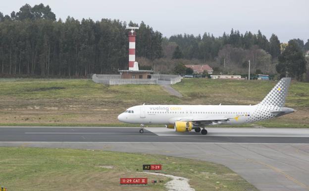 Un avión en el aeropuerto de Asturias. 