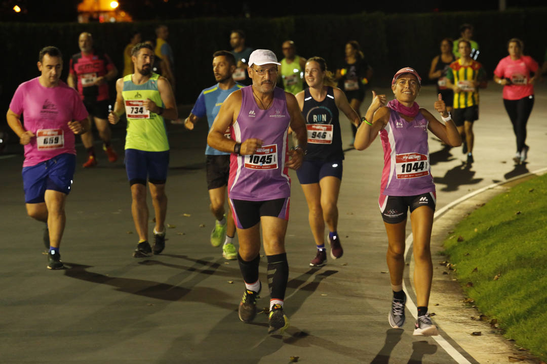 Una multitud de corredores recorrieron las calles de la ciudad iluminándola a cada zancada.