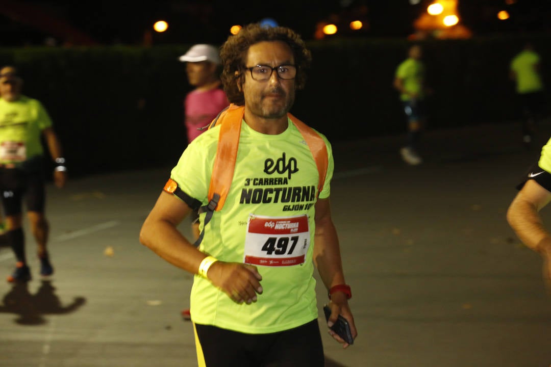 Una multitud de corredores recorrieron las calles de la ciudad iluminándola a cada zancada.