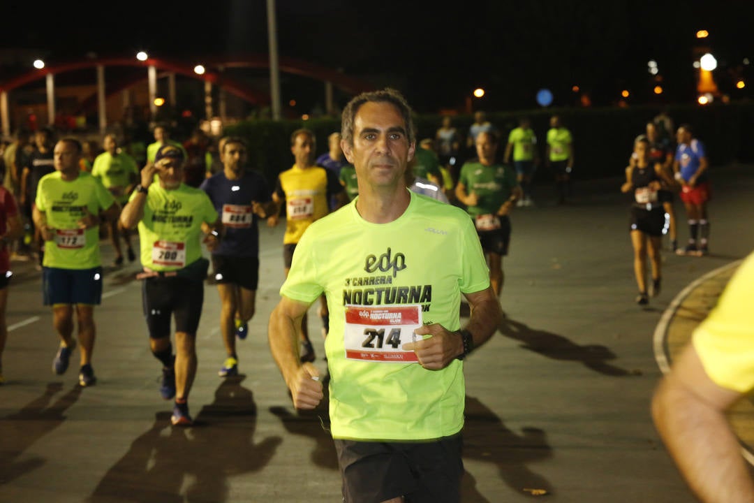 Una multitud de corredores recorrieron las calles de la ciudad iluminándola a cada zancada.