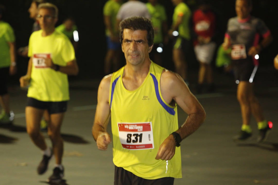 Una multitud de corredores recorrieron las calles de la ciudad iluminándola a cada zancada.