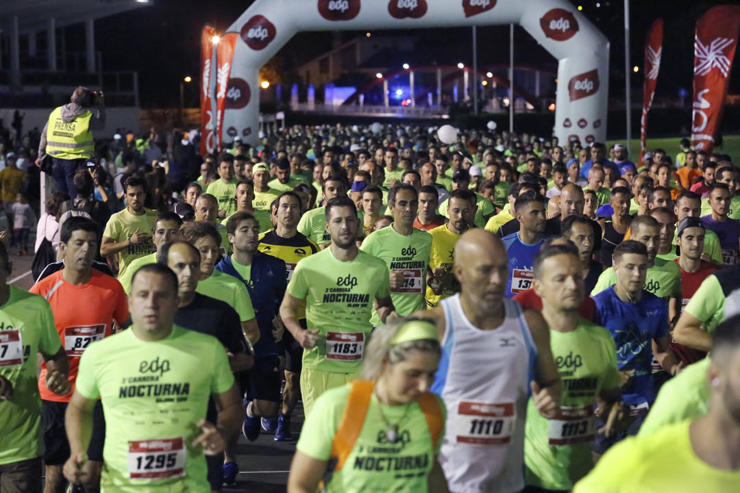 Una multitud de corredores recorrieron las calles de la ciudad iluminándola a cada zancada.