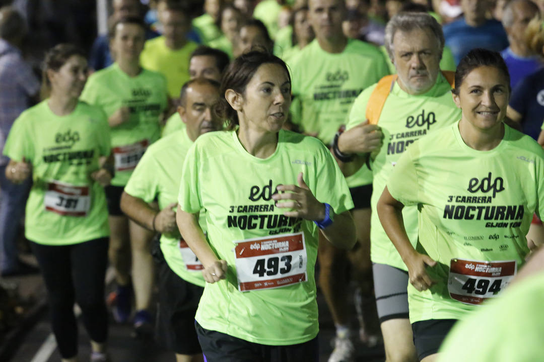 Una multitud de corredores recorrieron las calles de la ciudad iluminándola a cada zancada.