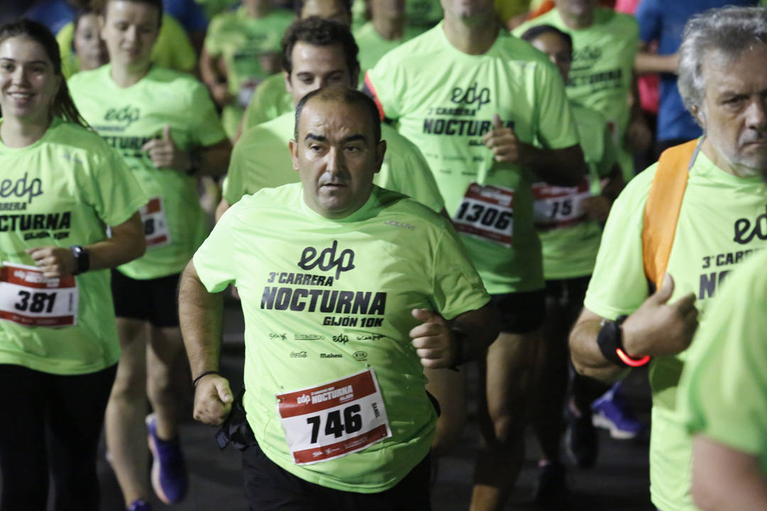 Una multitud de corredores recorrieron las calles de la ciudad iluminándola a cada zancada.